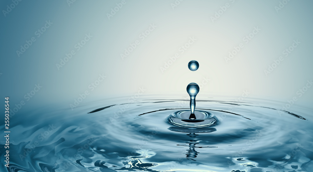 Fototapeta Kropla czystej wody z okrągłymi falami