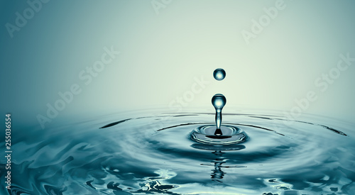 Kropla czystej wody z okrągłymi falami