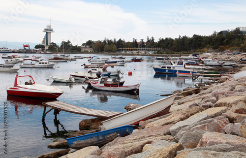 Canvas Print Boats in city port coastline