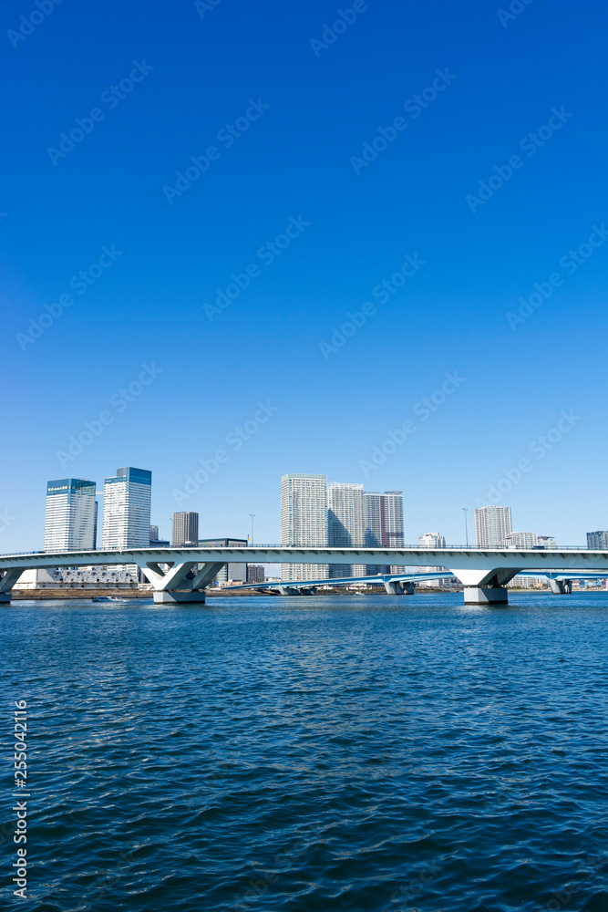 晴海運河に架かる豊洲大橋　Toyosu Bridge over Harumi Cnal