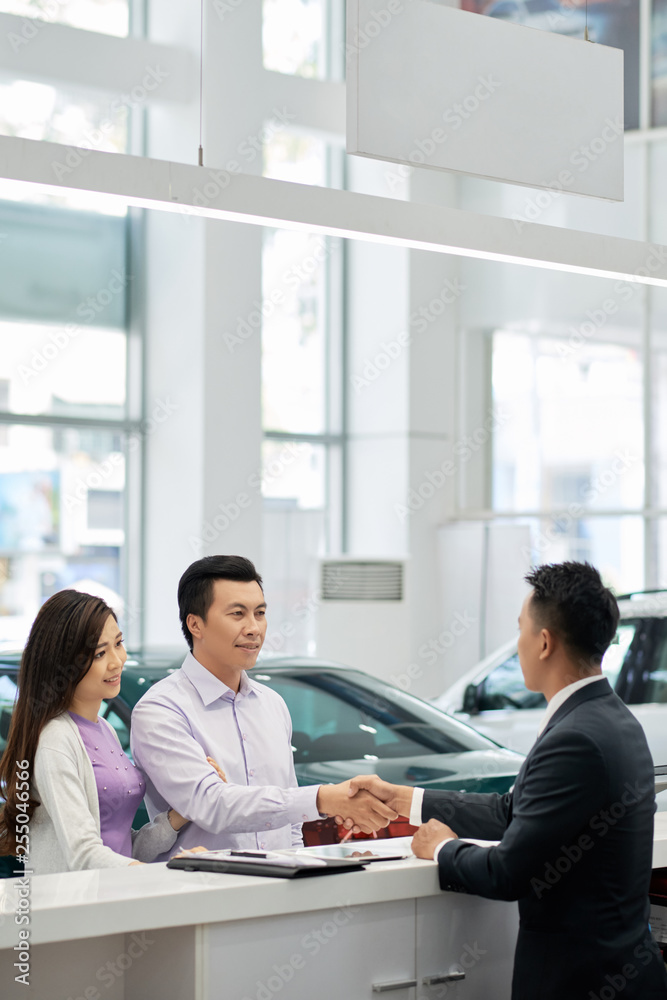 Obraz premium Couple buying new can