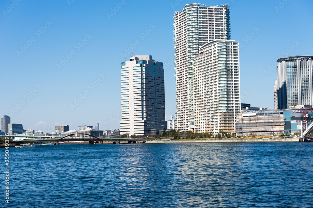 晴海運河と高層ビル群の風景