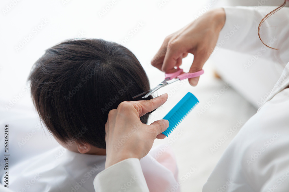母親に髪を切ってもらう息子 母親に髪を切ってもらう息子