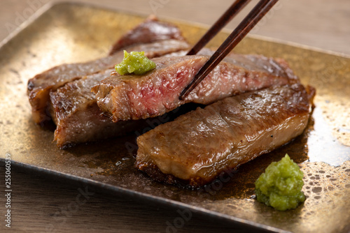 Photos ロースステーキに刻みワサビ