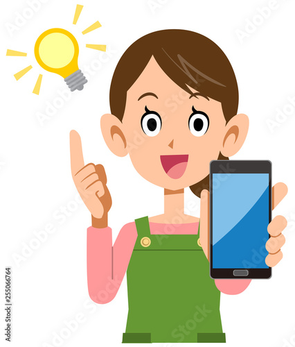 スマートフォンを手に持ち閃く主婦