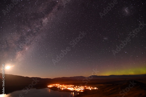 ニュージーランド、テカポのオーロラ © YOSHIAKI