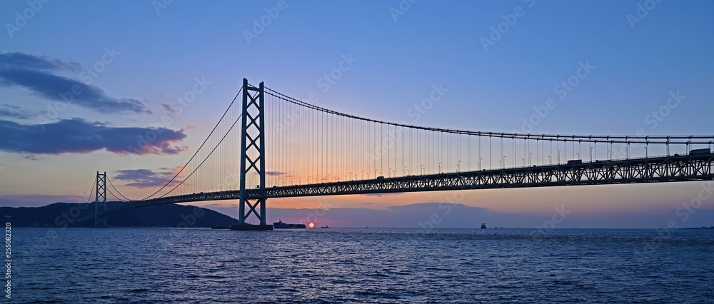 Obraz premium 明石海峡に沈む夕日の情景