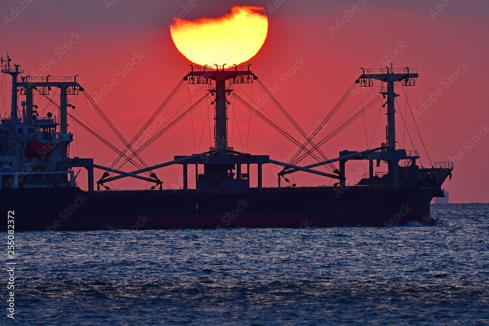 夕日と貨物船のコラボ＠明石海峡