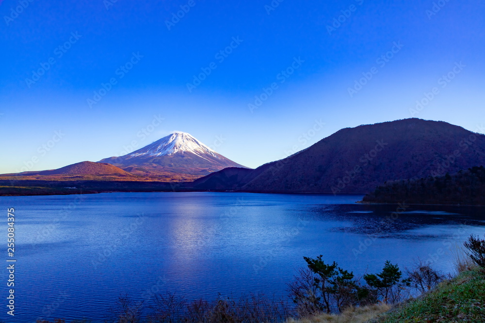 夕日に染まった富士山、山梨県本栖湖にて