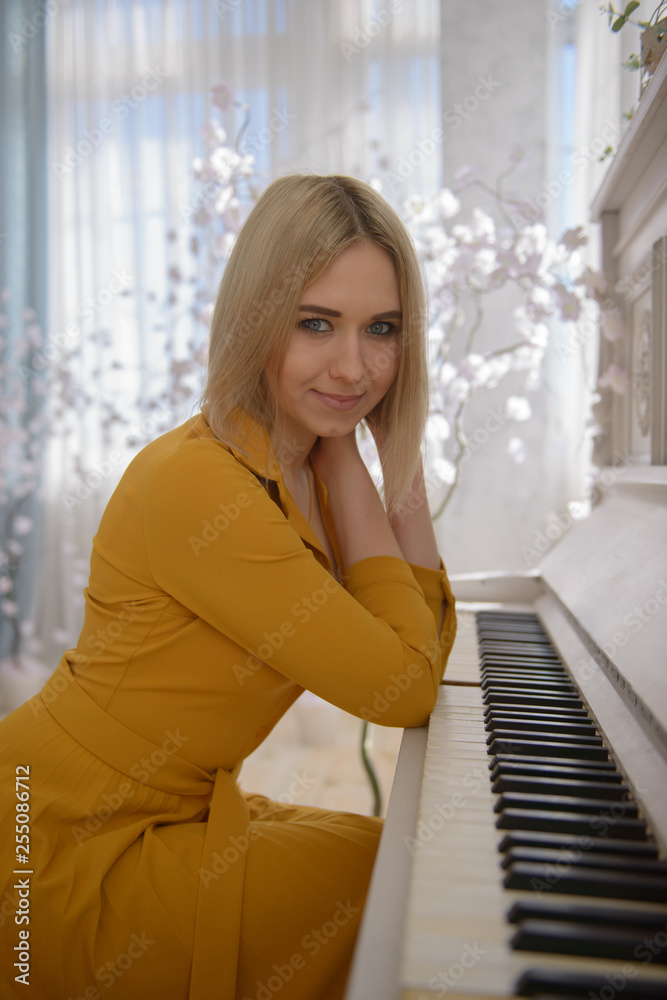 Fototapeta premium Beautiful woman at the piano