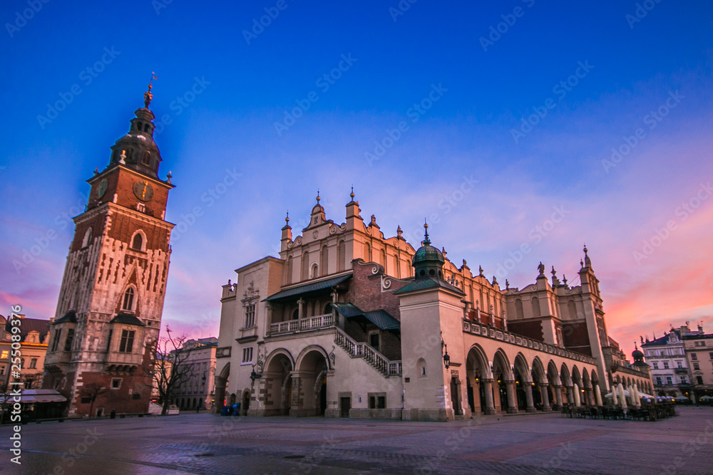 Piazza medievale del mercato a Cracovia all'alba in Polonia