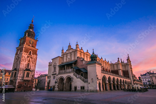 Piazza medievale del mercato a Cracovia all'alba in Polonia photo