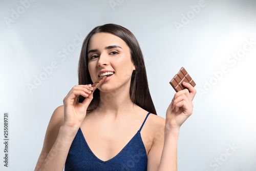 Beautiful young woman eatin...