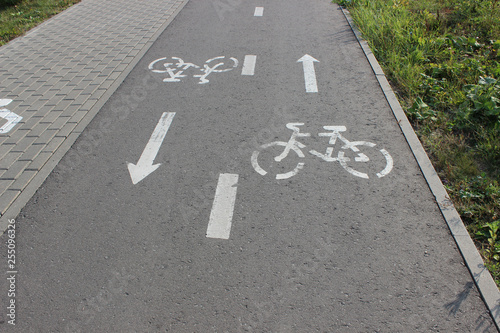 Path for pedestrians and bicycles: markings on pavement