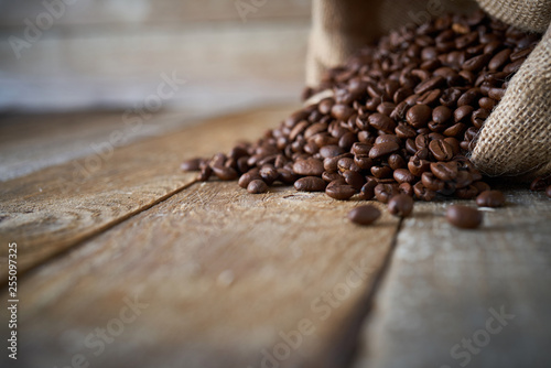 Rozsypane ziarna kawy na starych deskach