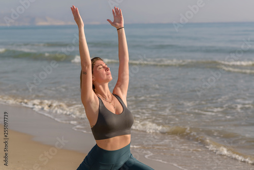 Chica haciendo yoga en la playa