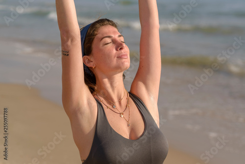 Chica haciendo yoga en la playa