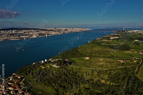 Fototapeta Naklejka Na Ścianę i Meble -  Lissabon in Portugal aus der Luft