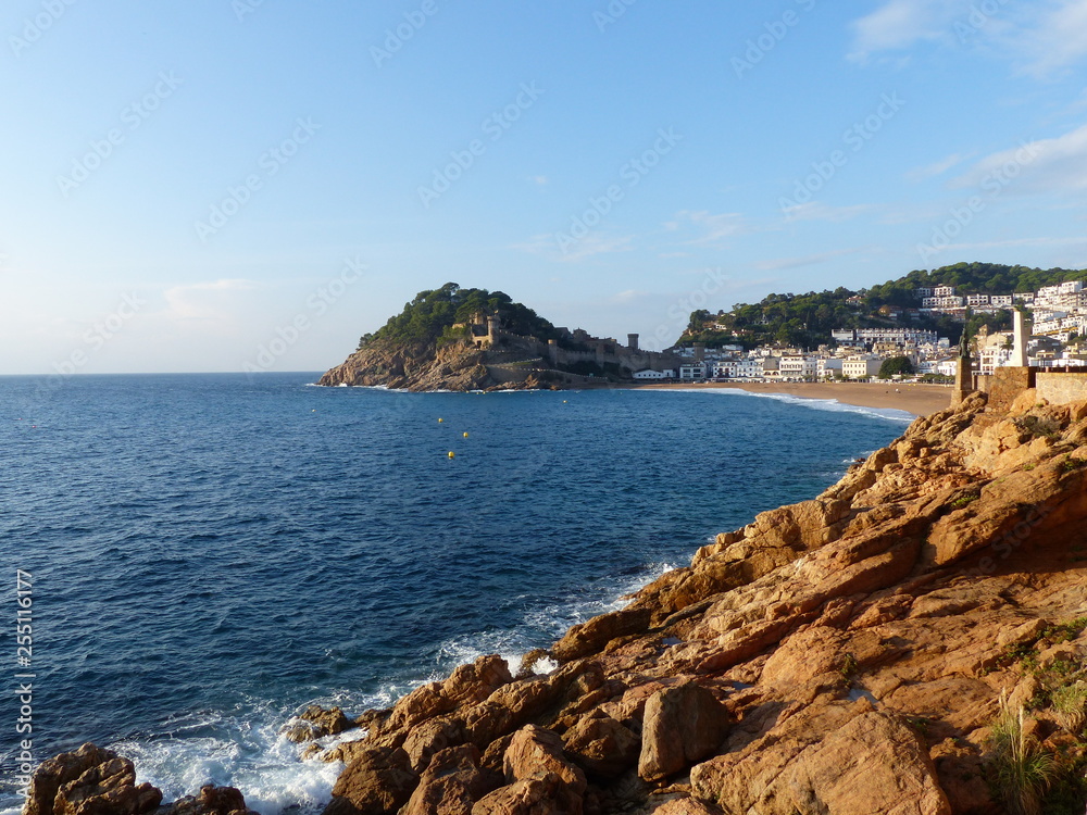 Panorama mit Felsen, Mittelmeer und Burg in Tossa de Mar / Katalonien