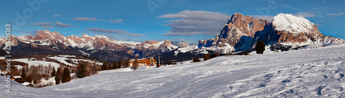 Winterwandern auf der Seiser Alm mit Blick auf grandioses Dolomiten Panorama
