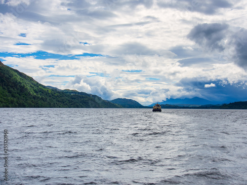 Bewölkter Himmel über Loch Ness in den schottischen Highlands