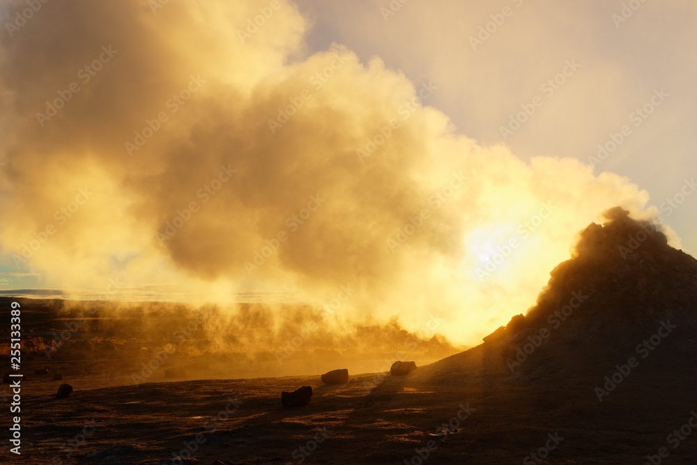 Fototapeta premium Sonne scheint durch den Schwefeldampf eines Fumarols, Geothermalgebiet Hverir, Island
