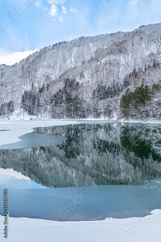 長野県大町市の雪景色の中綱湖と凍りつく水面の景色
