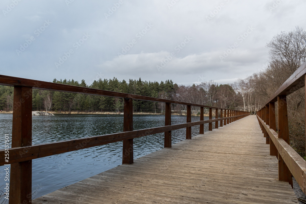 Fototapeta premium Um refúgio na natureza. Barragem da Falperra, Vila Pouca de Aguiar, Vila Real, Portugal