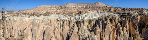 Photo Panoramic view of the stone formations in the Red Valley of Cappadocia, Turkey