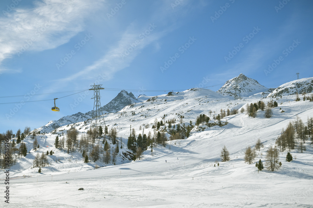 Cable car advancing towards Diavolezza in Diavolezza skiing resort
