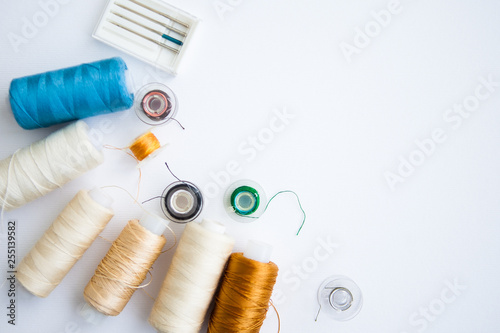 Fotografía Sewing notions on a white ground