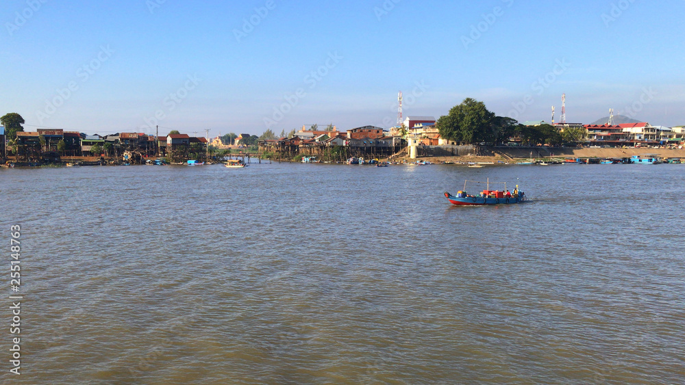 Naklejka premium un chaland sur le Mékong au Cambodge