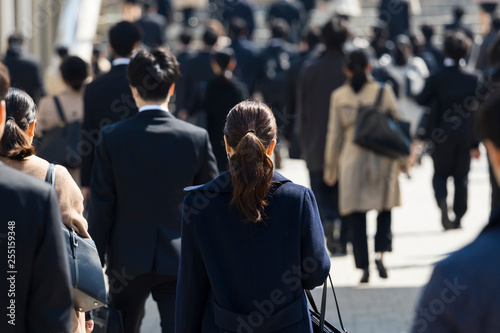 若い女性の通勤の後ろ姿