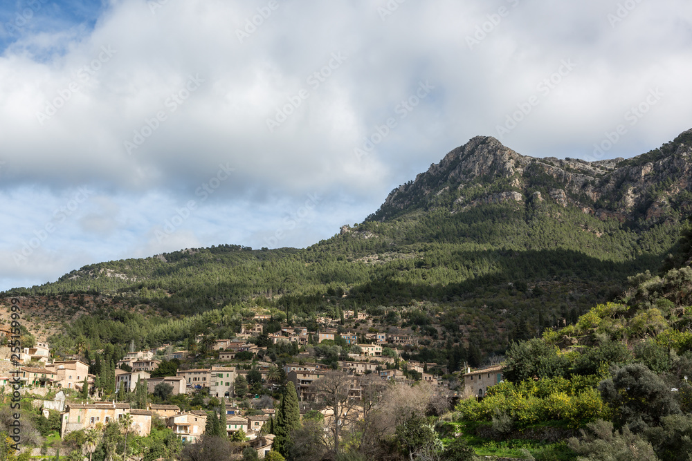 Obraz premium Blick auf das malerische Bergdorf Valldemossa auf der Baleareninsel Mallorca