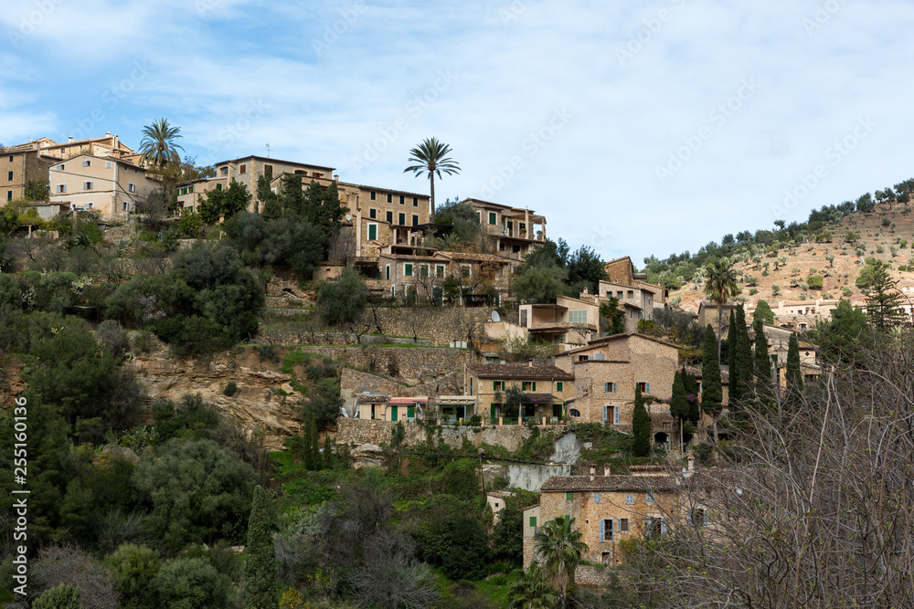 Blick auf das malerische Bergdorf Valldemossa auf der Baleareninsel Mallorca
