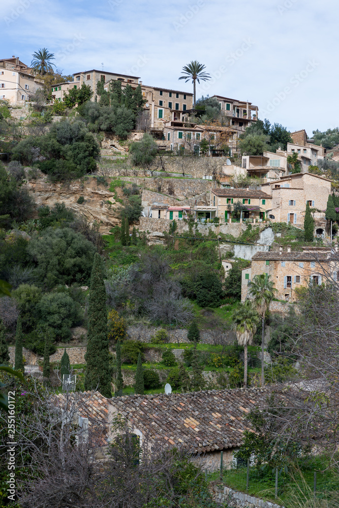 Blick auf das malerische Bergdorf Valldemossa auf der Baleareninsel Mallorca, hochkant