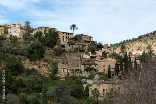 Blick auf das malerische Bergdorf Valldemossa auf der Baleareninsel Mallorca