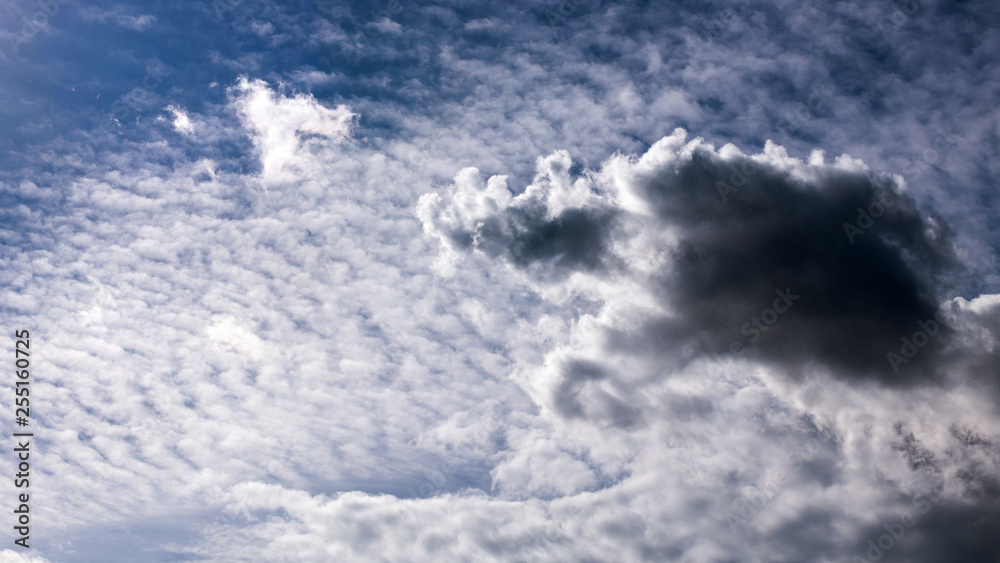 Schlechtes Wetter zieht auf, dunkle Wolke am blauen Himmel Schlechtes Wetter zieht auf, dunkle Wolke am blauen Himmel