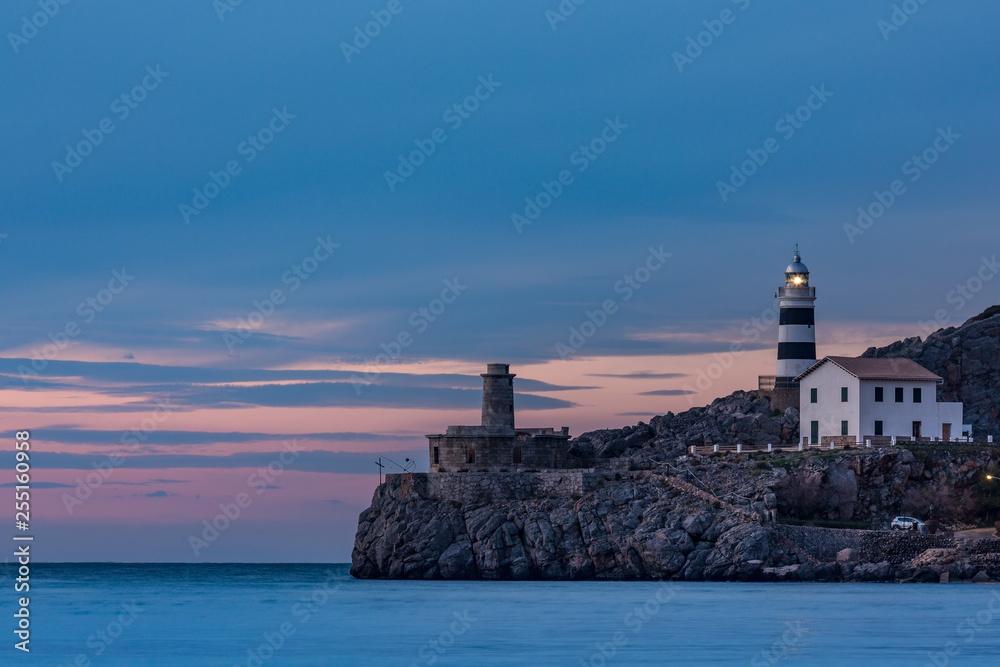 Ein Leuchtturm auf einem Felsen im Mittelmeer