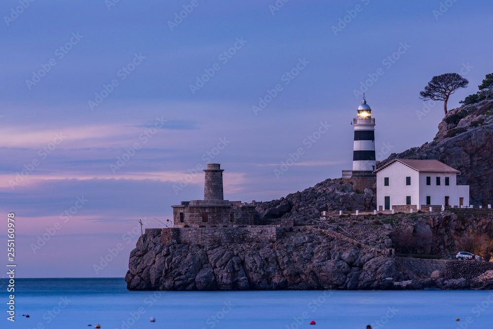 Ein Leuchtturm auf einem Felsen im Mittelmeer auf den Balearen, closeup