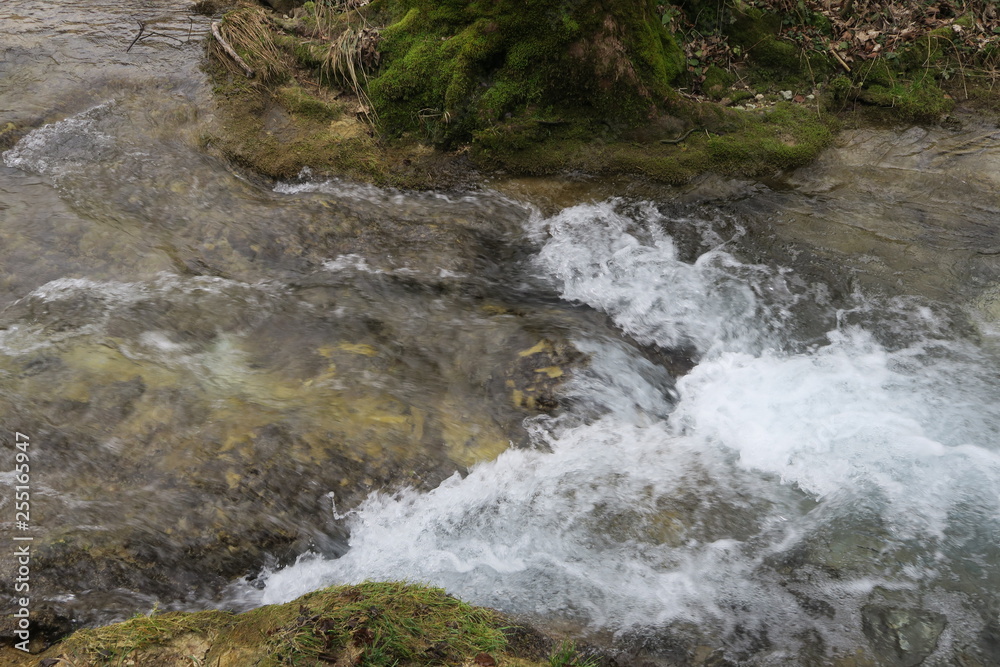 Wasser fließt in Bad Urach eine Stufe im Bach herunter