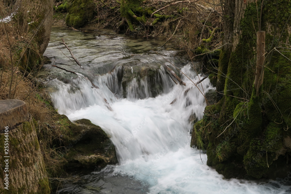 Fototapeta premium Der Brühlbach fließt in Bad Urach eine Stufe herunter