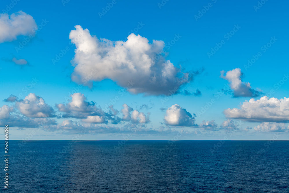 Naklejka premium Sunny calm afternoon view of the open ocean with copy space