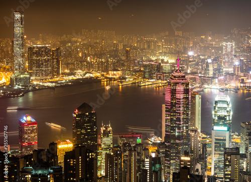 ヴィクトリア・ピークから眺める香港　夜景 © oben901