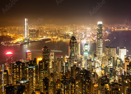 ヴィクトリア・ピークから眺める香港　夜景 © oben901