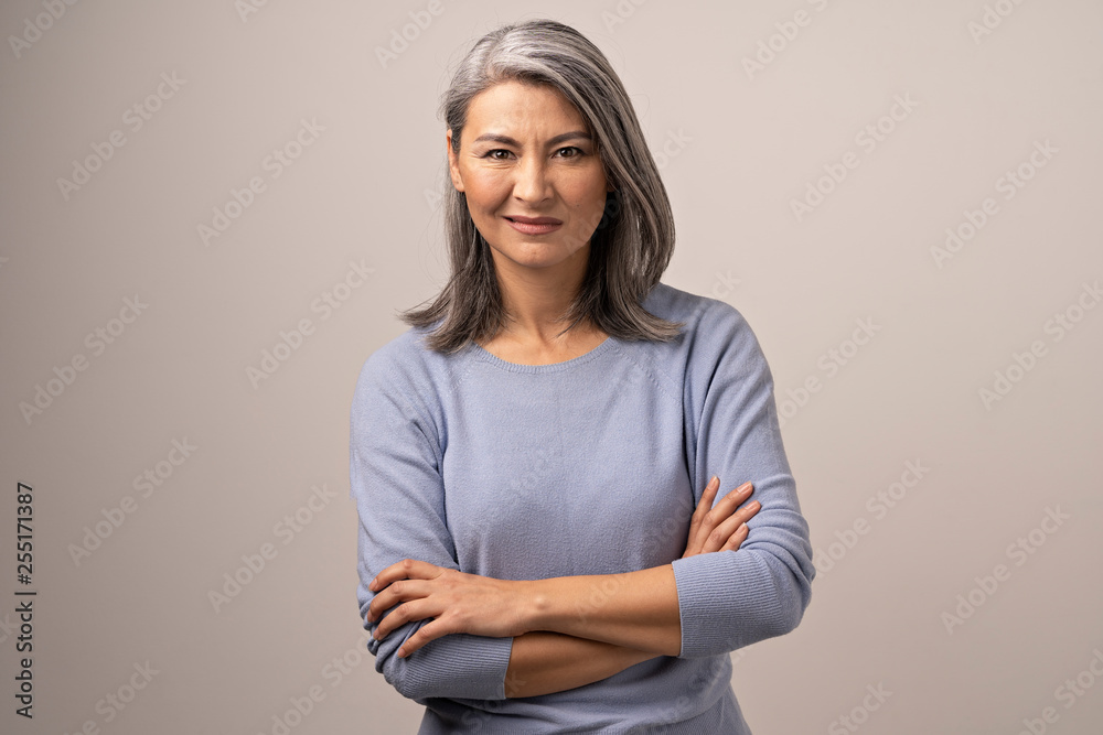 Obraz premium Asian senior woman with crossed arms shows dissproval