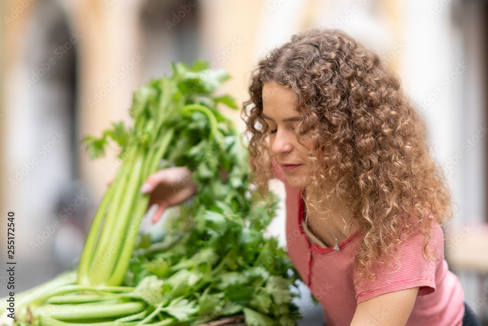 Obraz premium Woman at the market buying fruit and vegetables
