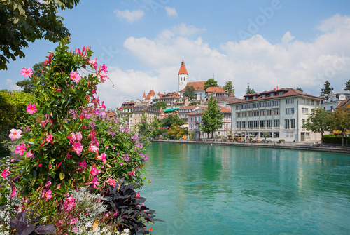 Blumensäule an der Aare, Fluss durch Thun mit Blick zur idyllischen Altstadt, Schweiz