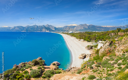 Fototapeta Naklejka Na Ścianę i Meble -  Aerial view of beautiful blue gulf and Konyaalti beach in popular resort city Antalya, Turkey.
