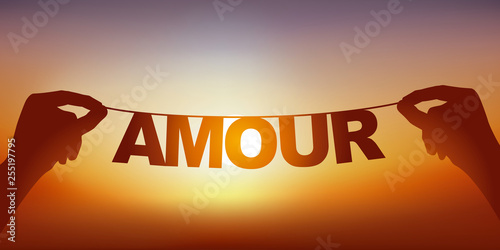 Concept du bonheur d’être amoureux, avec deux mains qui tiennent une guirlande sur laquelle est écrit le mot amour devant un ciel ensoleillé.